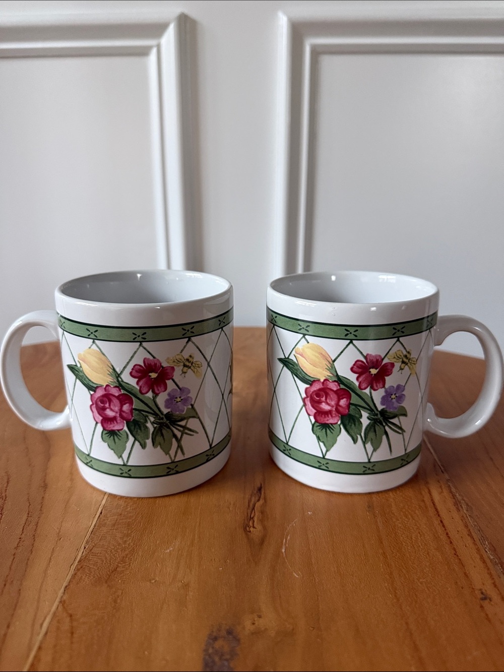 Oneida 1998 Genuine Stoneware Country English Manor Coffee Tea Mug Pair